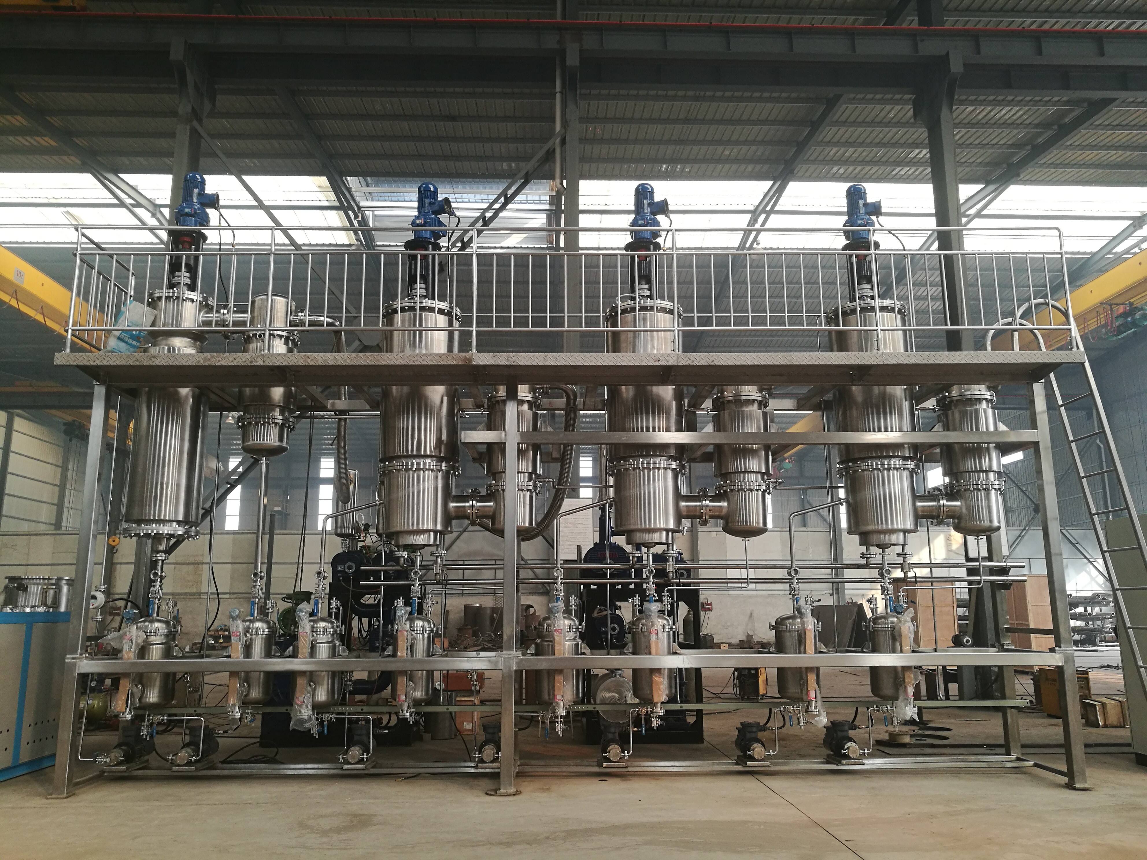 Agitated thin film evaporator.jpg Agitated thin film evaporator.jpg